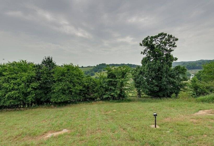 Gordonsville Retreat: Deck W/ Spectacular Views!