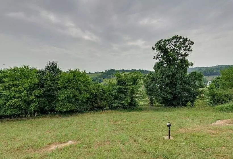 Gordonsville Retreat: Deck W/ Spectacular Views!