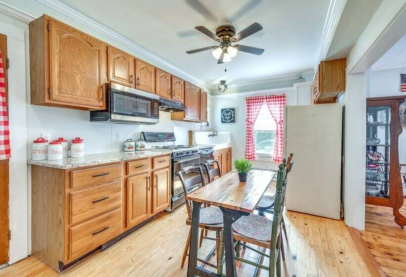 Hop Bottom Home W/ Private Yard & Fire Pit!