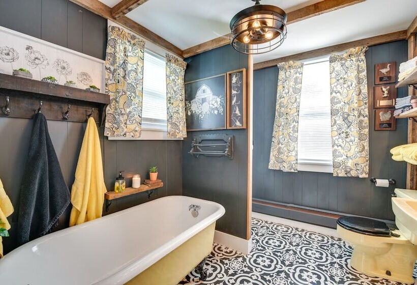 Hop Bottom Home W/ Private Yard & Fire Pit!