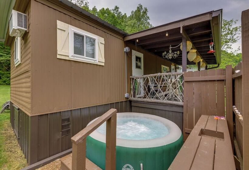 Fire Pit & Fall Foliage Views: Kentucky Mtn Home!