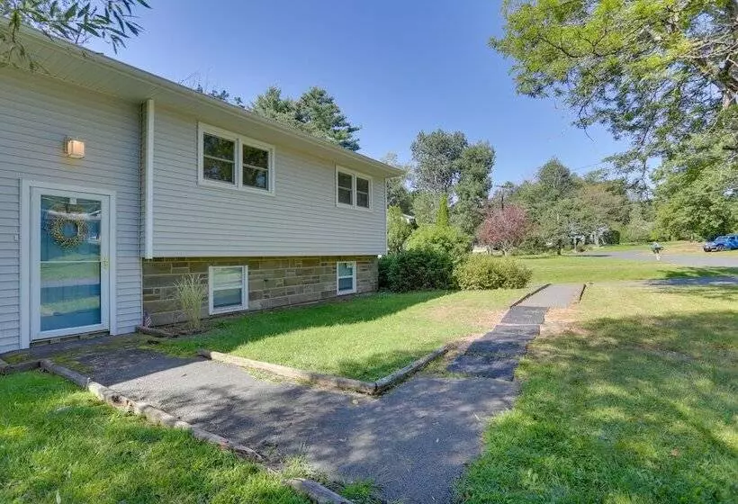 Kiamesha Lake Home W/ Deck: 4 Mi To Resorts World!