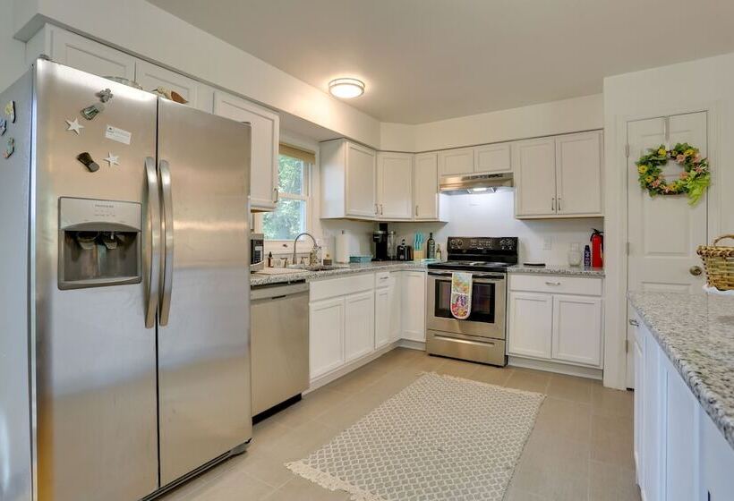 Kiamesha Lake Home W/ Deck: 4 Mi To Resorts World!