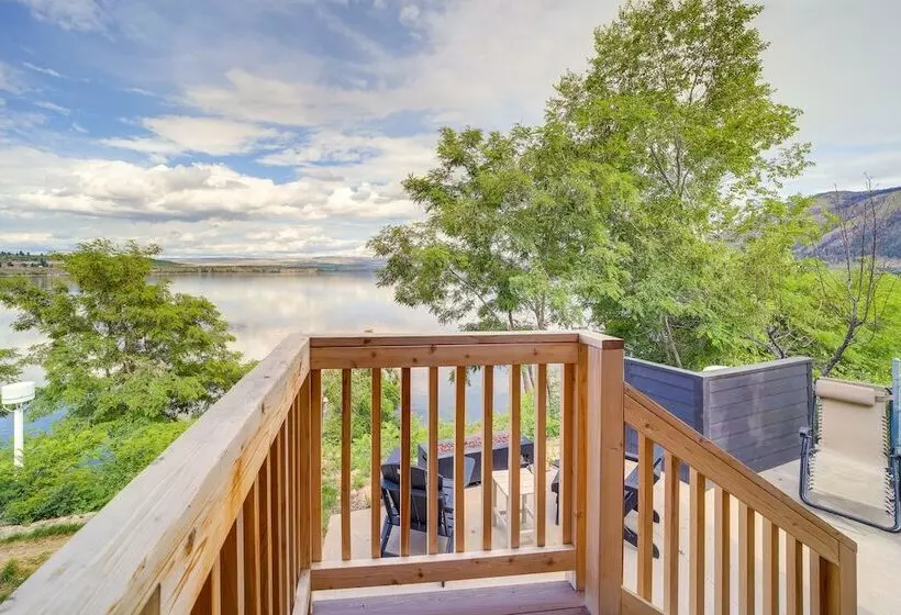 Lakefront Brewster Home W/ Yard Games & Hot Tub!