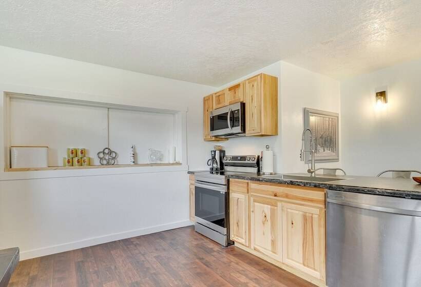 Rural Mountain View Home Near Hiking + Off Roading