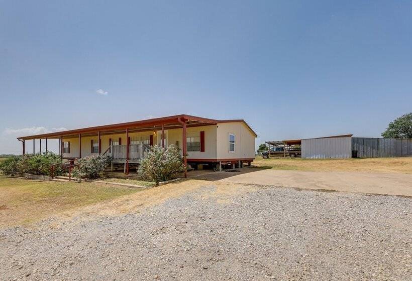 Tranquil Elgin Getaway W/ Private Deck & Patio!