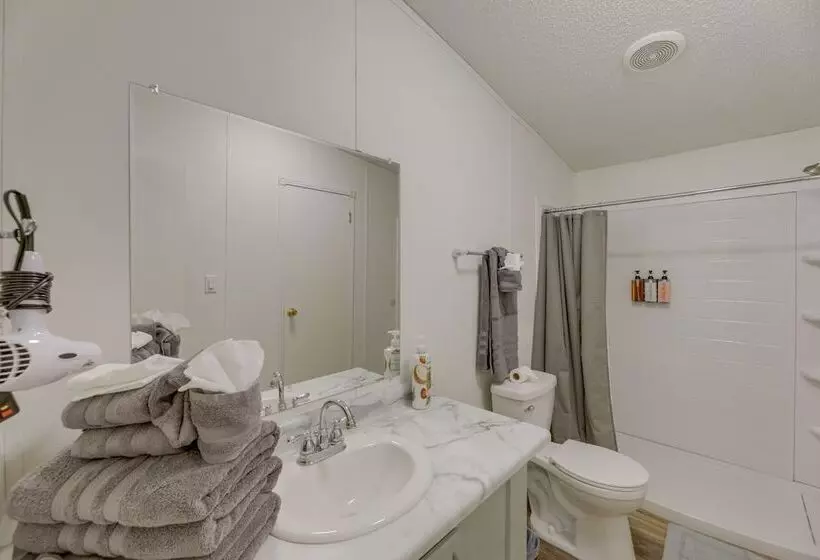 Tranquil Elgin Getaway W/ Private Deck & Patio!