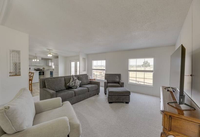 Tranquil Elgin Getaway W/ Private Deck & Patio!