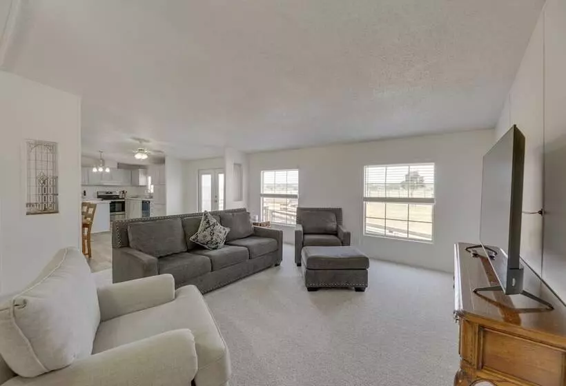 Tranquil Elgin Getaway W/ Private Deck & Patio!