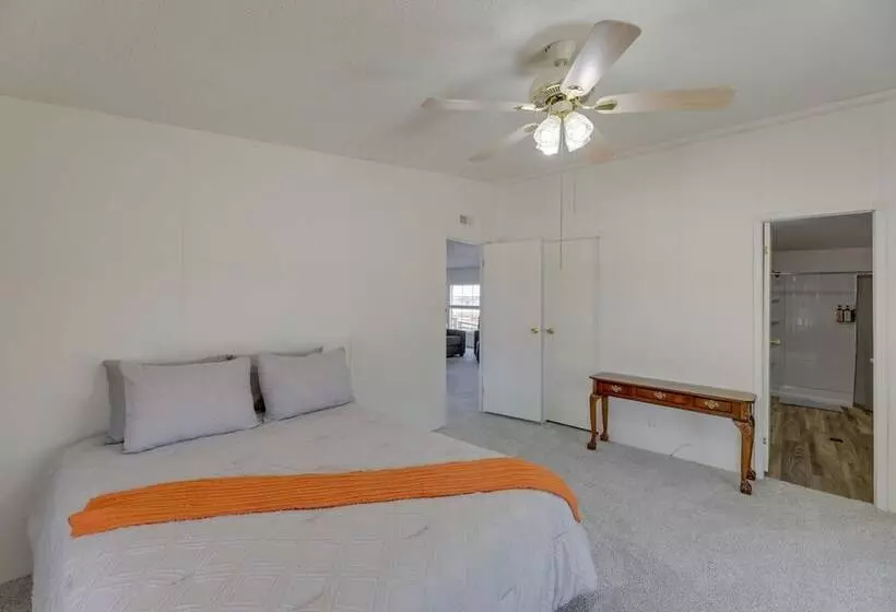 Tranquil Elgin Getaway W/ Private Deck & Patio!