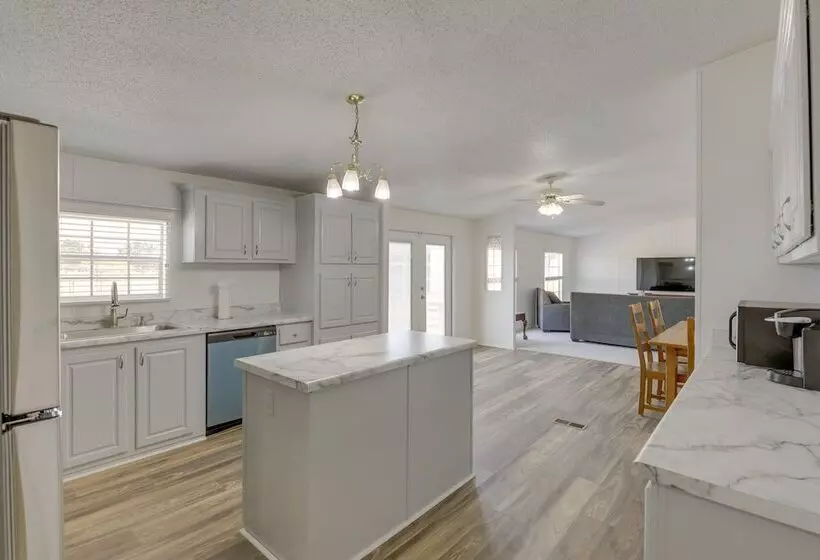 Tranquil Elgin Getaway W/ Private Deck & Patio!