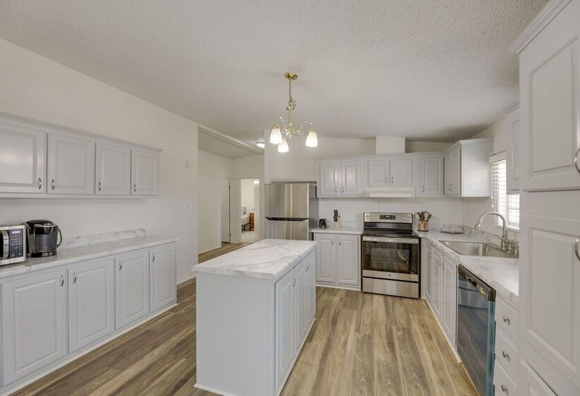 Tranquil Elgin Getaway W/ Private Deck & Patio!