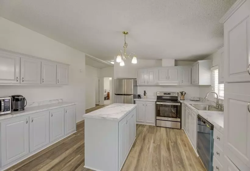 Tranquil Elgin Getaway W/ Private Deck & Patio!