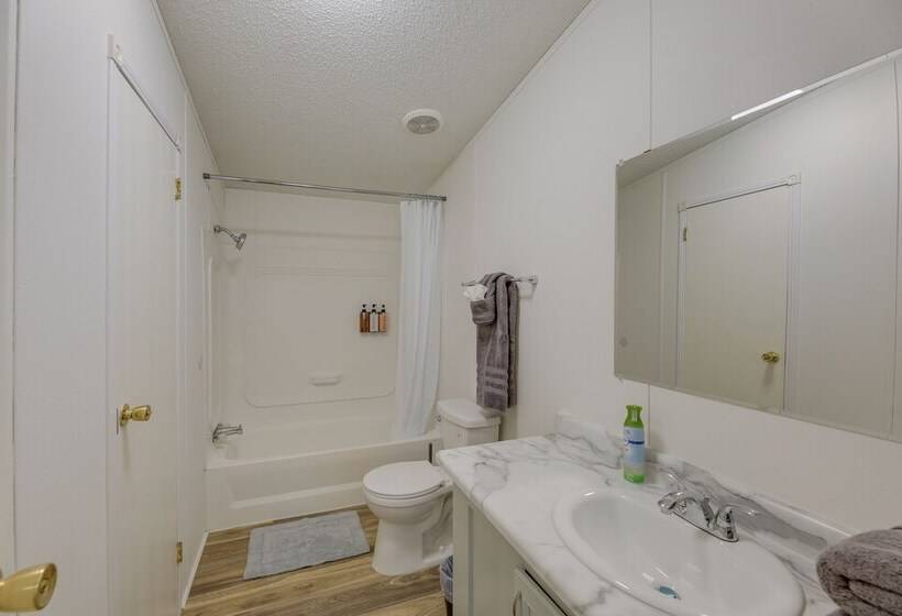 Tranquil Elgin Getaway W/ Private Deck & Patio!