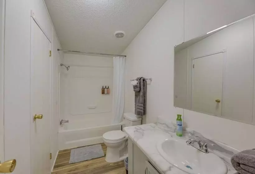 Tranquil Elgin Getaway W/ Private Deck & Patio!