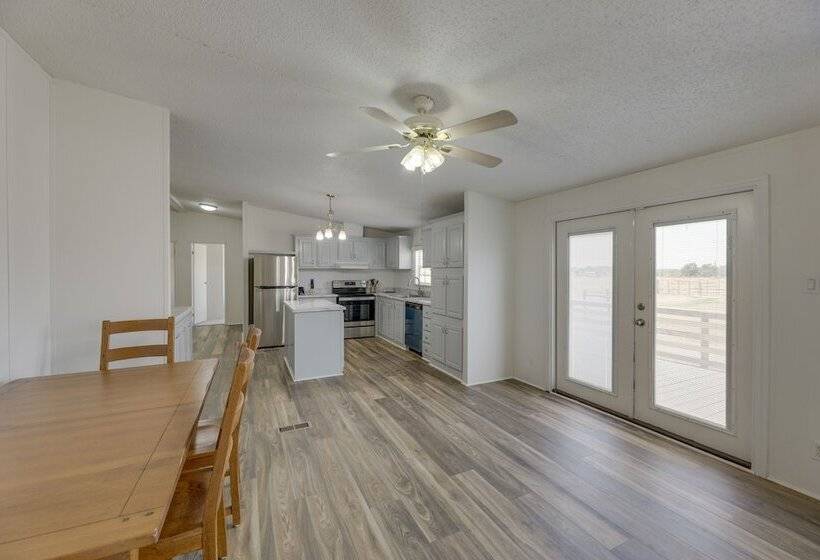 Tranquil Elgin Getaway W/ Private Deck & Patio!