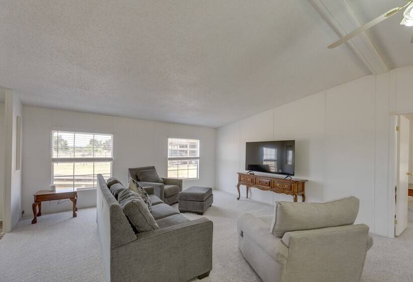 Tranquil Elgin Getaway W/ Private Deck & Patio!