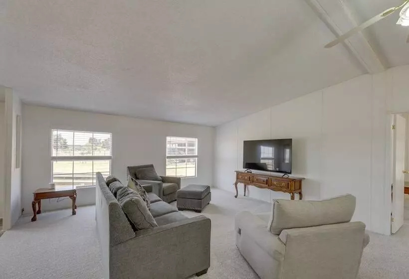 Tranquil Elgin Getaway W/ Private Deck & Patio!