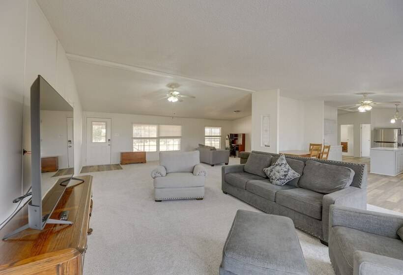 Tranquil Elgin Getaway W/ Private Deck & Patio!