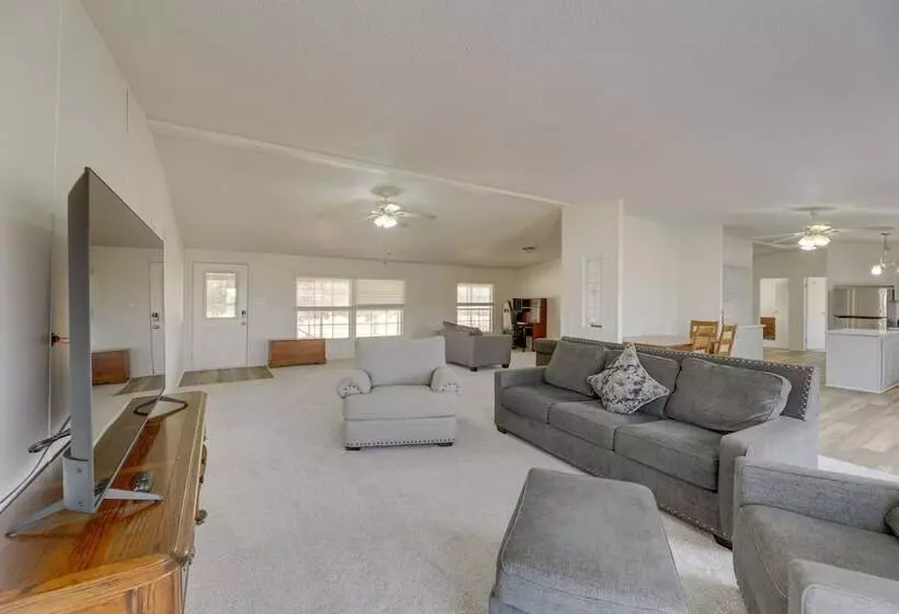 Tranquil Elgin Getaway W/ Private Deck & Patio!