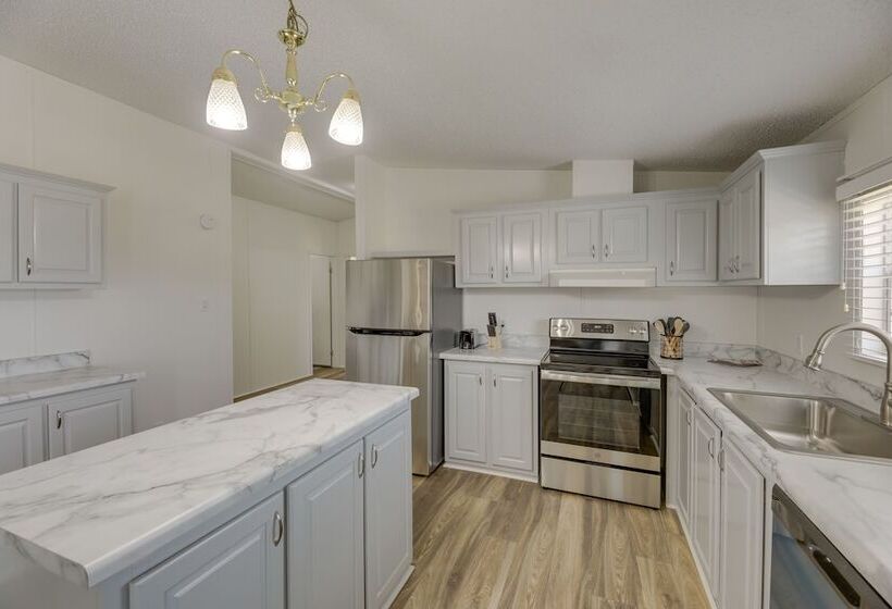 Tranquil Elgin Getaway W/ Private Deck & Patio!