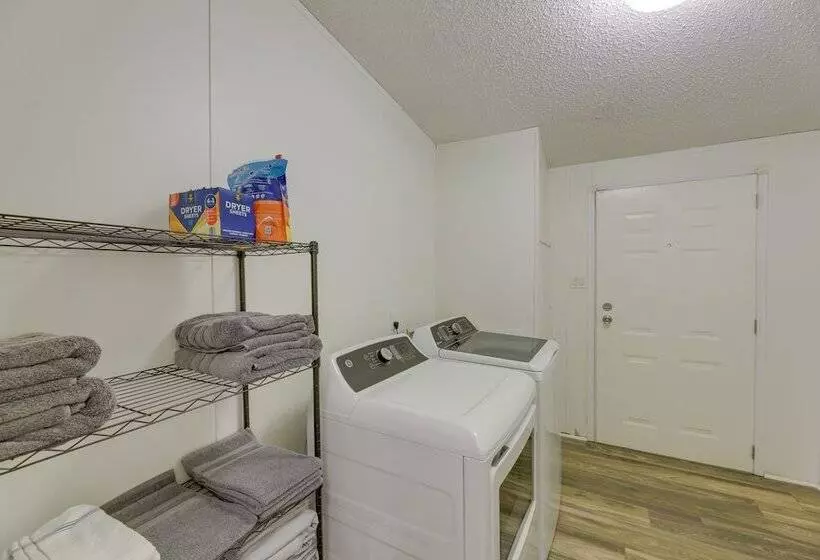 Tranquil Elgin Getaway W/ Private Deck & Patio!