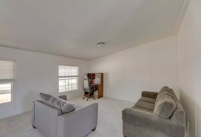 Tranquil Elgin Getaway W/ Private Deck & Patio!