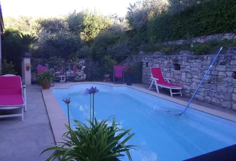 Aamiaismajoitus (B&B) La Sapiniére Chambres Climatisées