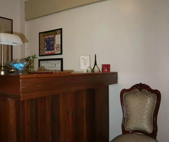 تختخواب و صبحانه Ronamar Apartelle
