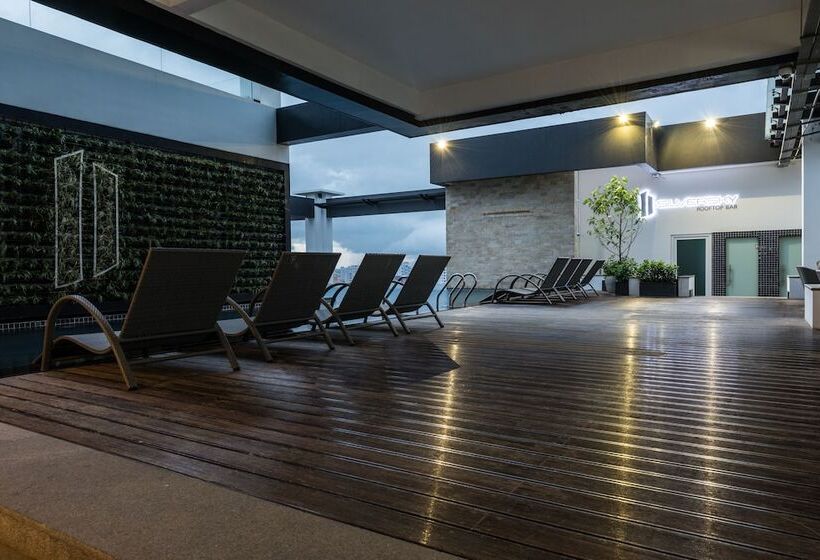 호텔 Naki Suites @ Silvertown