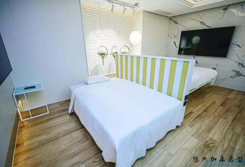 Mmmotel