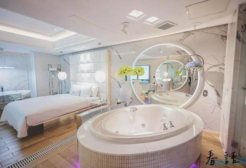 Mmmotel