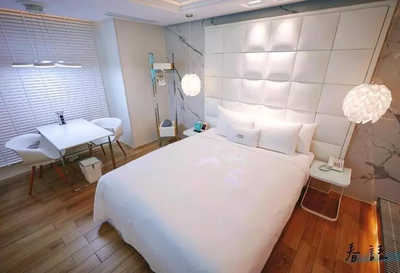 Mmmotel