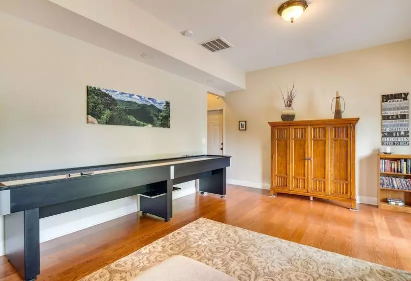 Blue Ridge Mountain Home W/ Sunroom: Pets Welcome