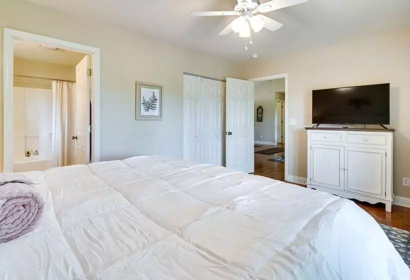 Blue Ridge Mountain Home W/ Sunroom: Pets Welcome