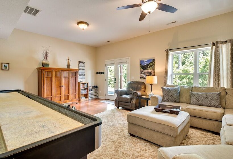 Blue Ridge Mountain Home W/ Sunroom: Pets Welcome