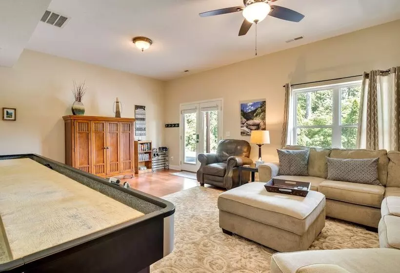 Blue Ridge Mountain Home W/ Sunroom: Pets Welcome