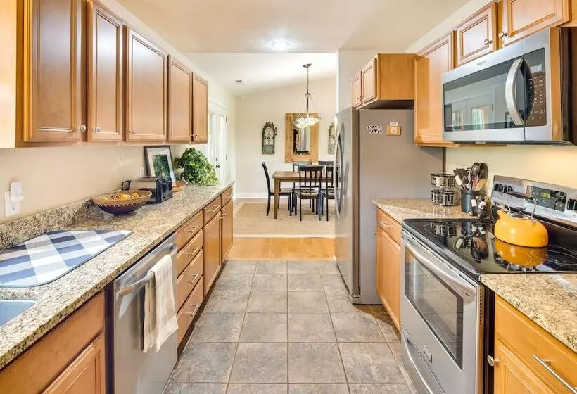 Blue Ridge Mountain Home W/ Sunroom: Pets Welcome