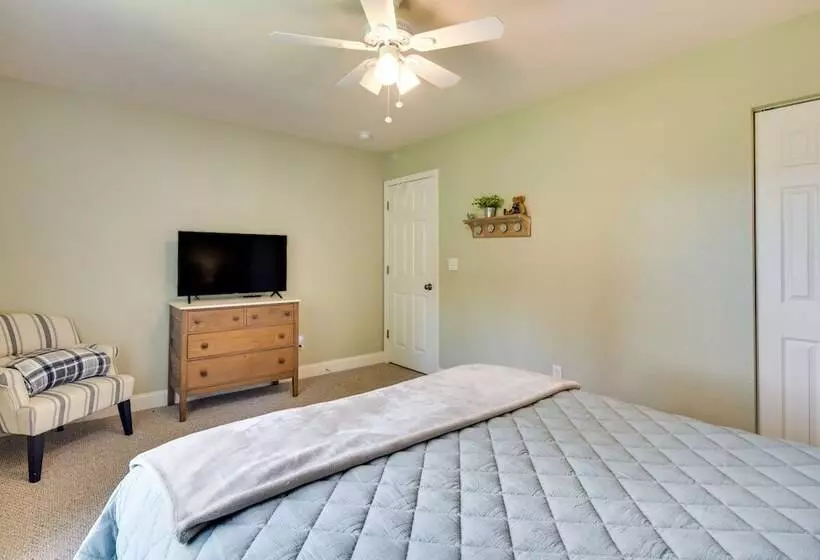 Blue Ridge Mountain Home W/ Sunroom: Pets Welcome