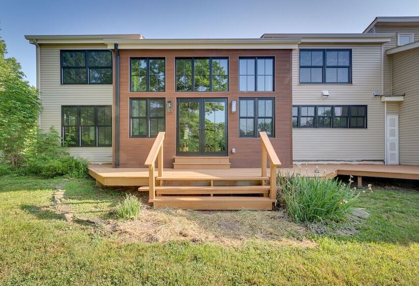 Bright Bluemont Home W/ On Site Pond & Mtn Views!