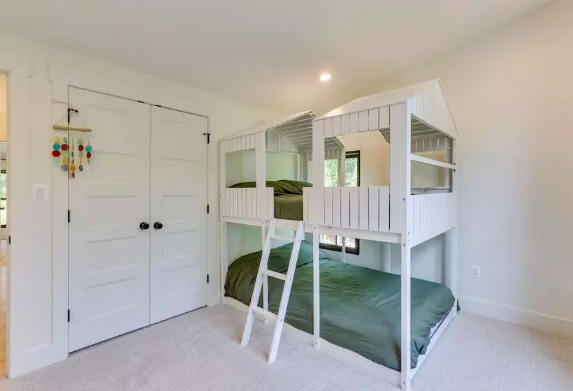 Bright Bluemont Home W/ On Site Pond & Mtn Views!