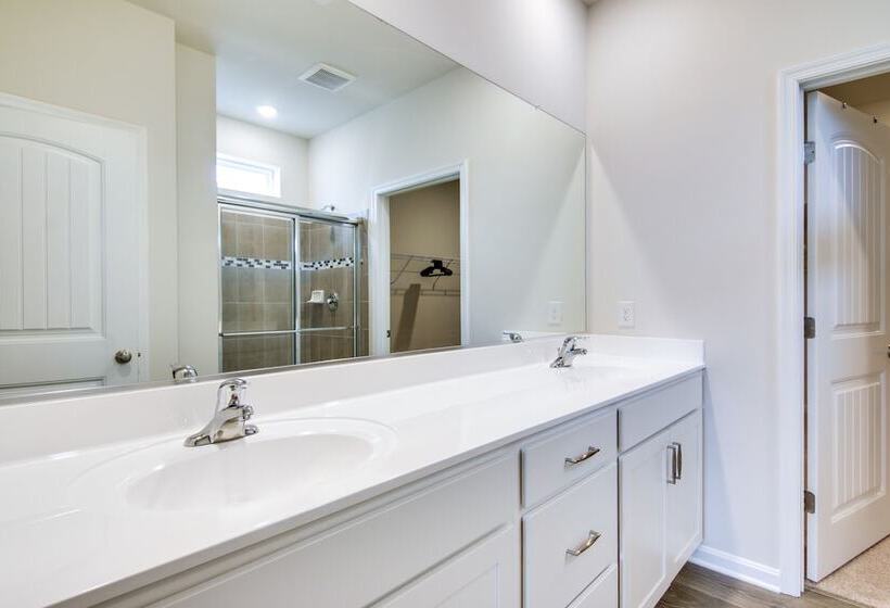 Bright Ocean View Home W/ Resort Pools: Near Beach