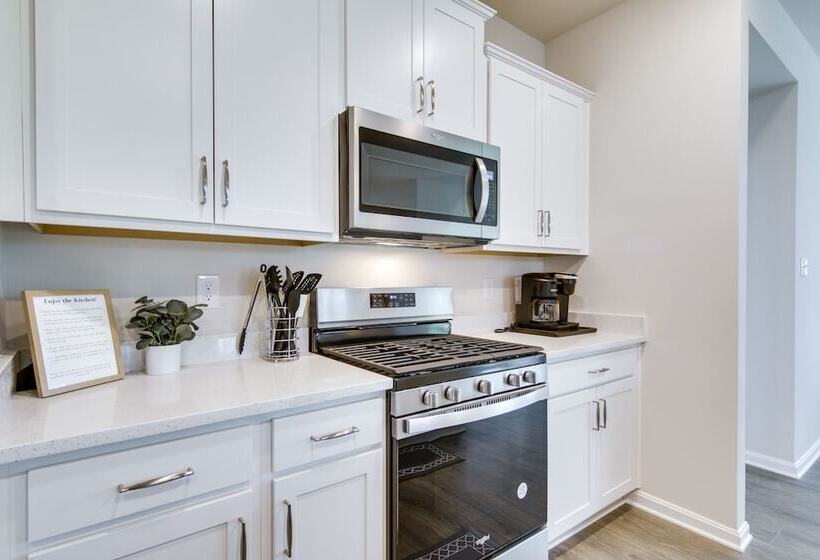 Bright Ocean View Home W/ Resort Pools: Near Beach