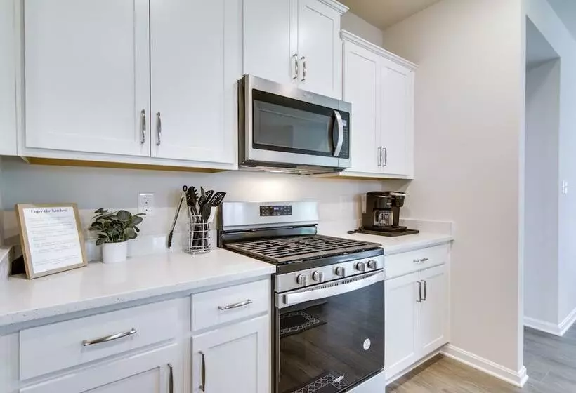 Bright Ocean View Home W/ Resort Pools: Near Beach