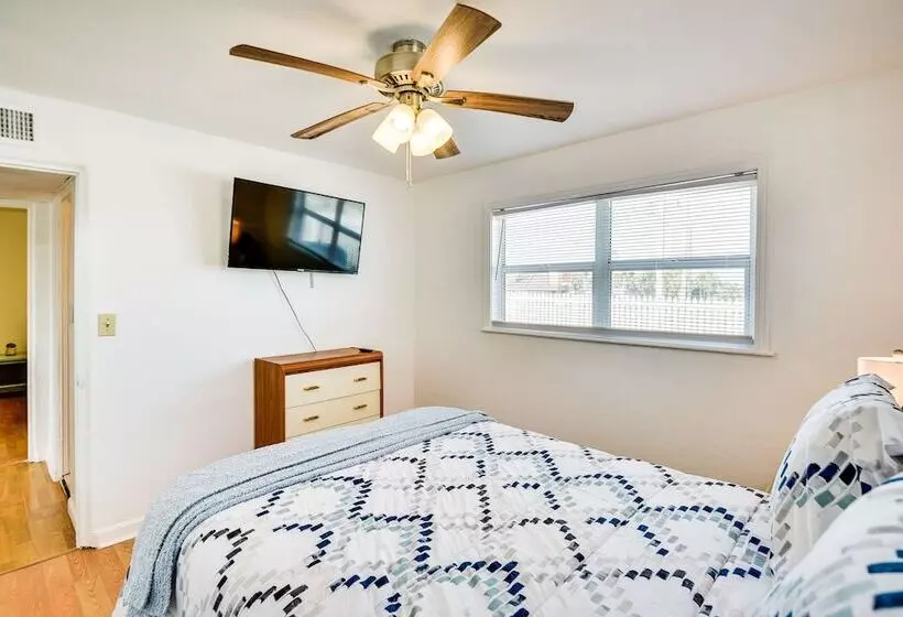 Ormond Beach Home: Walk To Community Beach!