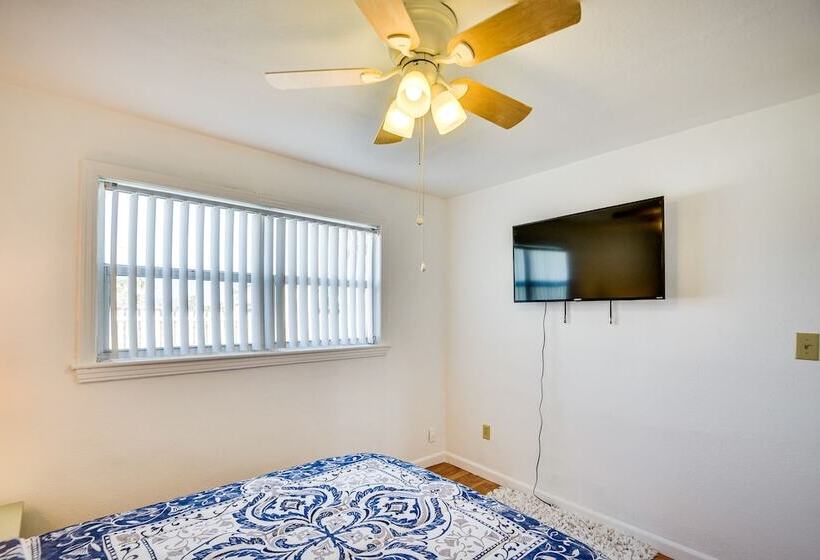 Ormond Beach Home: Walk To Community Beach!