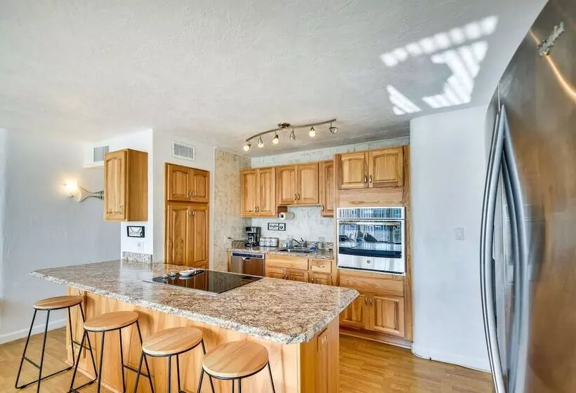 Ormond Beach Home: Walk To Community Beach!