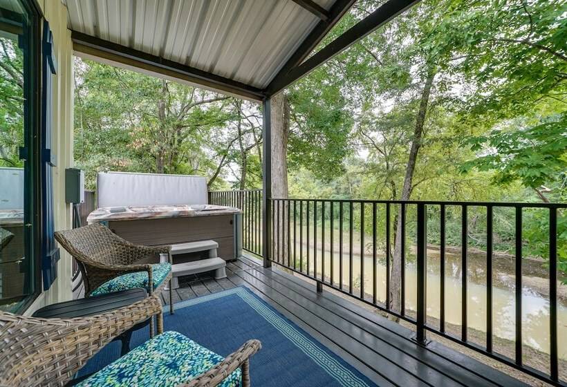 Riverfront Broken Bow Cabin W/ Private Hot Tub!