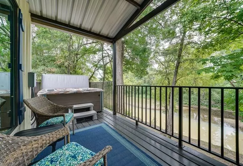 Riverfront Broken Bow Cabin W/ Private Hot Tub!