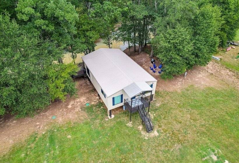 Riverfront Broken Bow Cabin W/ Private Hot Tub!